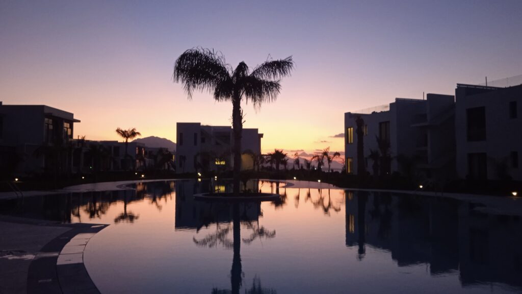sonnenuntrgang am pool, zeichen für Kraft in turbulenten Zeiten, neustart5ß+
