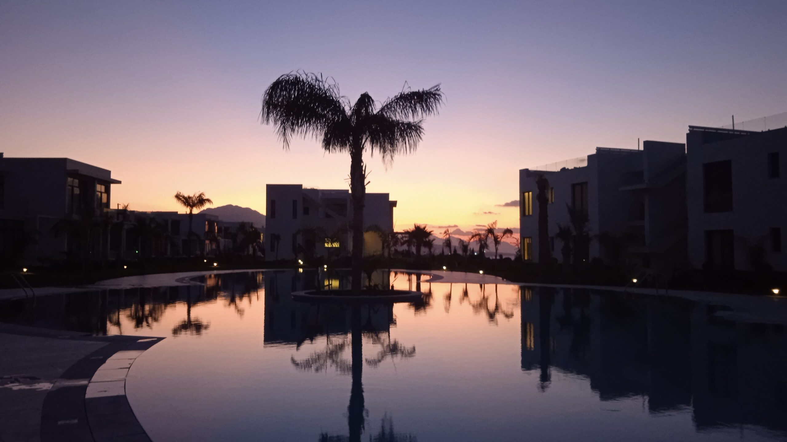 sonnenuntrgang am pool, zeichen für Kraft in turbulenten Zeiten, neustart5ß+