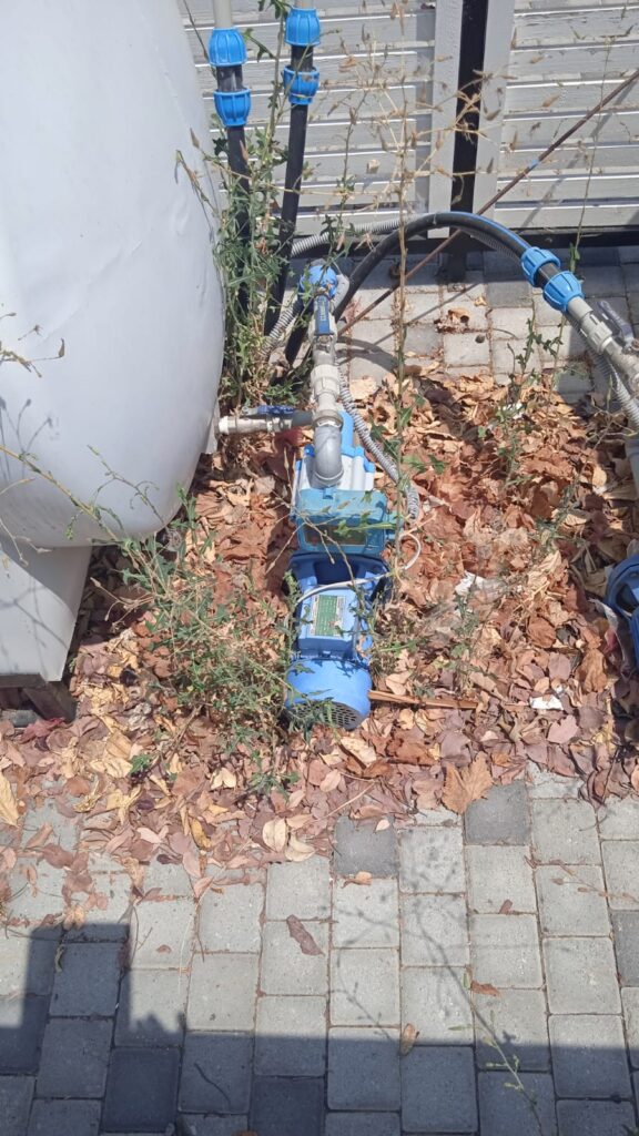 Wasserpumpe, alt uns laut, reparaturbedürftig, aber läuft weiter