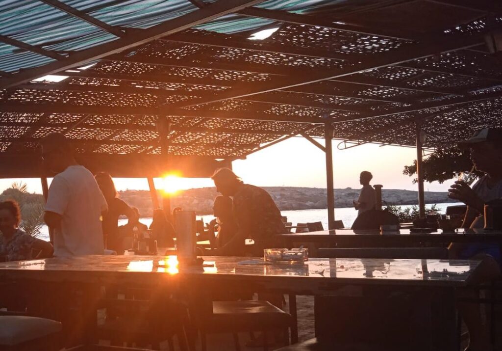 strandbar mit tanzenden Menschen, salsa und tiefen gesprÀchen mit Dagmar Thiel