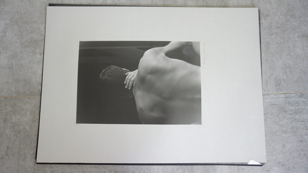 männlicher Rücken in Nachdenkerischer Post, neustart50