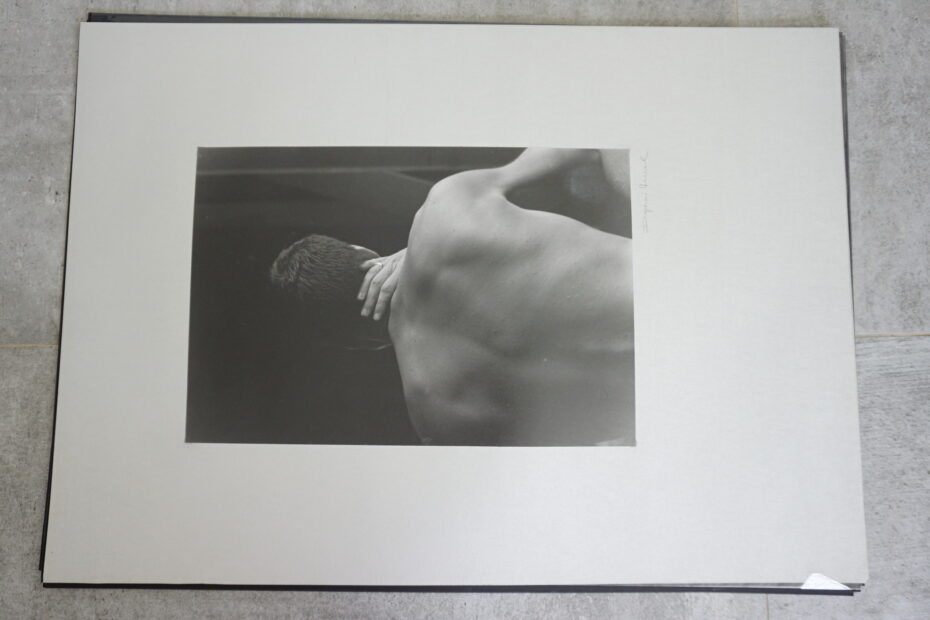 männlicher Rücken in Nachdenkerischer Post, neustart50