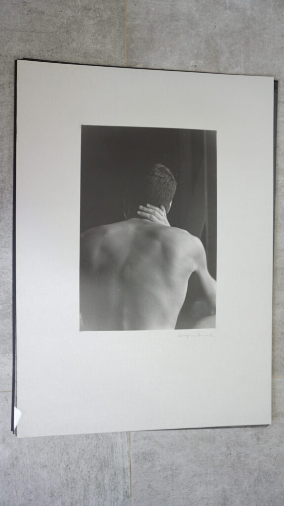 männlicher Rücken in Nachdenkerischer Post, neustart50