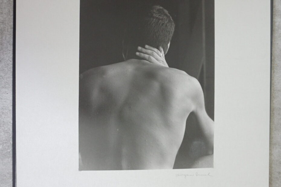 männlicher Rücken in Nachdenkerischer Post, neustart50