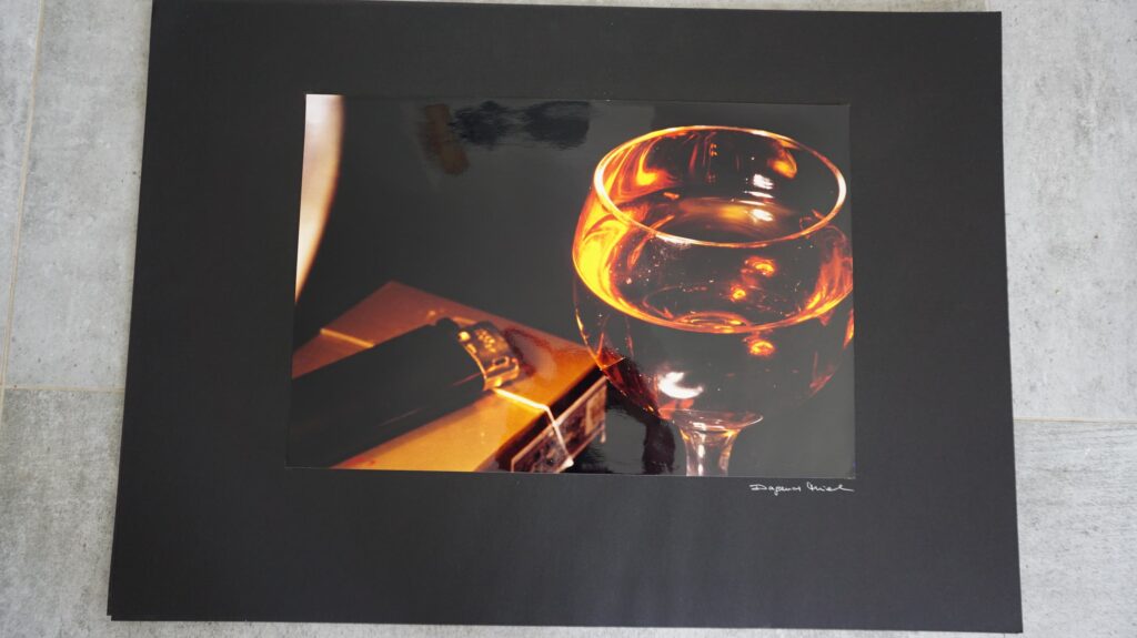 Stillleben mit Glas und Zigaretten, sinnbild für Leben oder neustart50