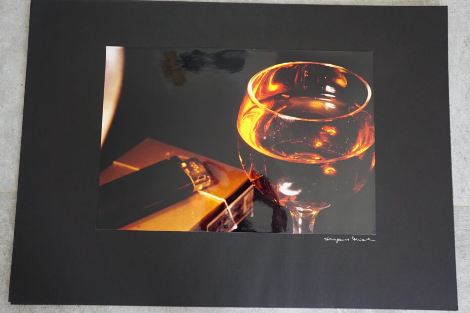 Stillleben mit Glas und Zigaretten, sinnbild für Leben oder neustart50