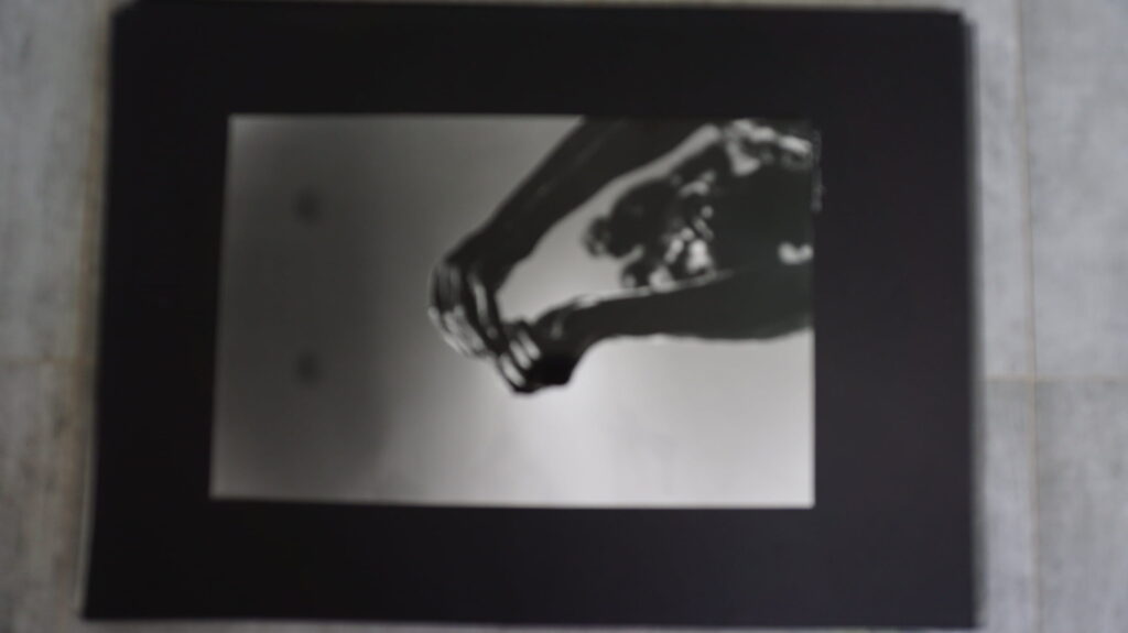 2 Hände, die greifen, bitten. SW Foto, Bild für Suche nach Halt, neustart40