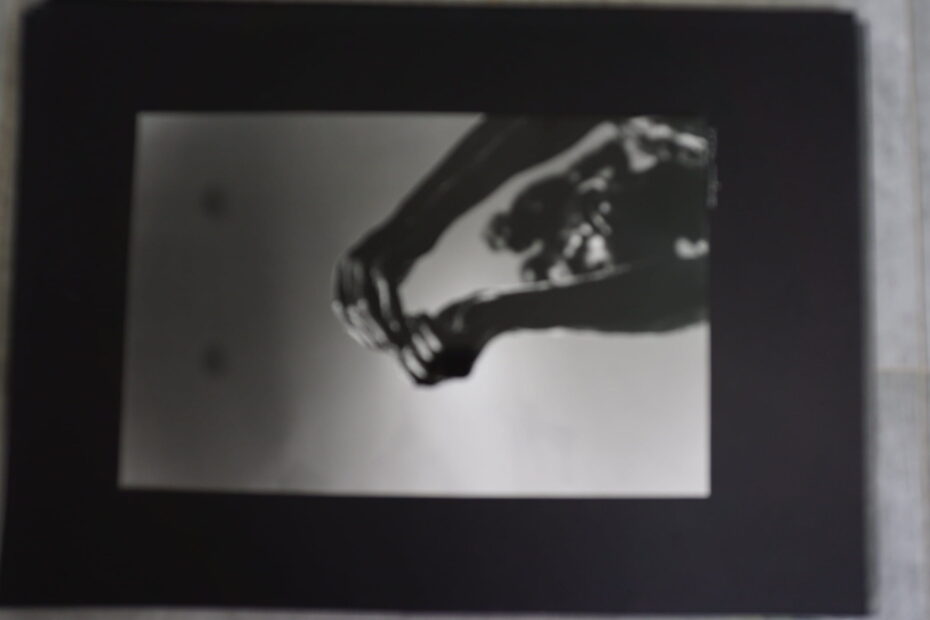 2 Hände, die greifen, bitten. SW Foto, Bild für Suche nach Halt, neustart40