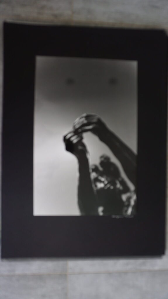 2 Hände, die greifen, bitten. SW Foto, Bild für Suche nach Halt, neustart40