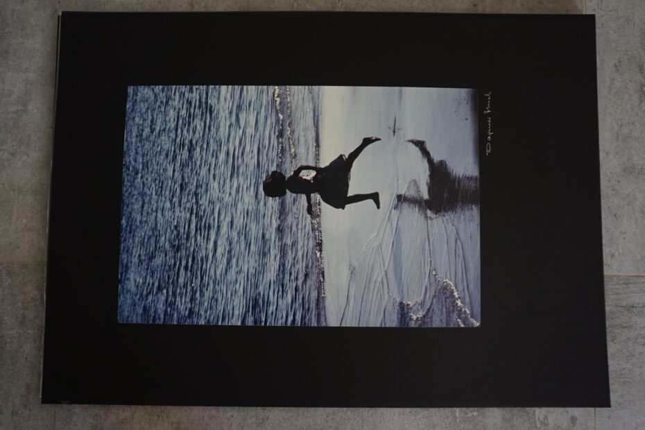 Springendes Mädchen am Strand nach ihrr Arbeit, ihr neustar50