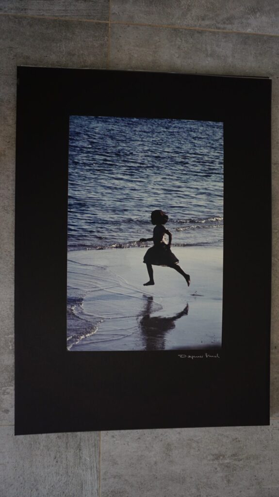 Springendes Mädchen am Strand nach ihrr Arbeit, ihr neustar50