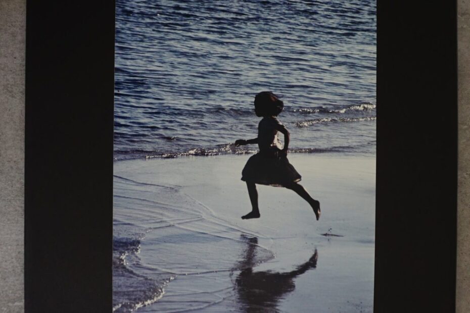 Springendes Mädchen am Strand nach ihrr Arbeit, ihr neustar50