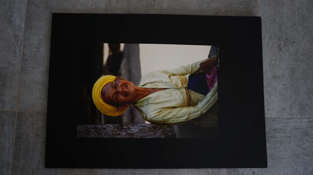 alte Frau lächelt wissend in die Kamera, erfahrungen eines Lebens, neustart 50+