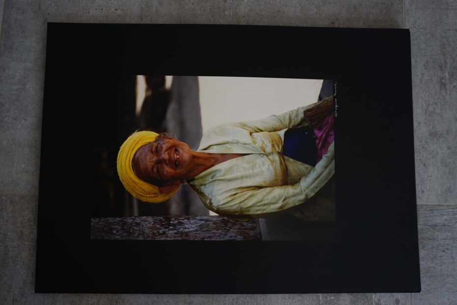 alte Frau lächelt wissend in die Kamera, erfahrungen eines Lebens, neustart 50+