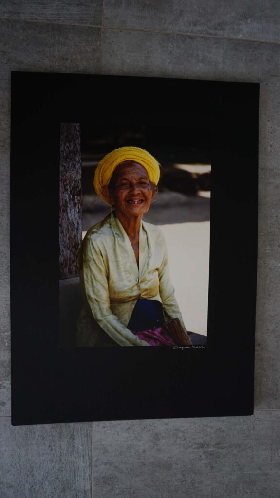 alte Frau lächelt wissend in die Kamera, erfahrungen eines Lebens, neustart 50+