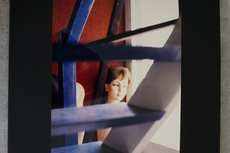 Schaufensterpuppe im Hintergrund, Bild für Warten auf den Einsatz, neustart50