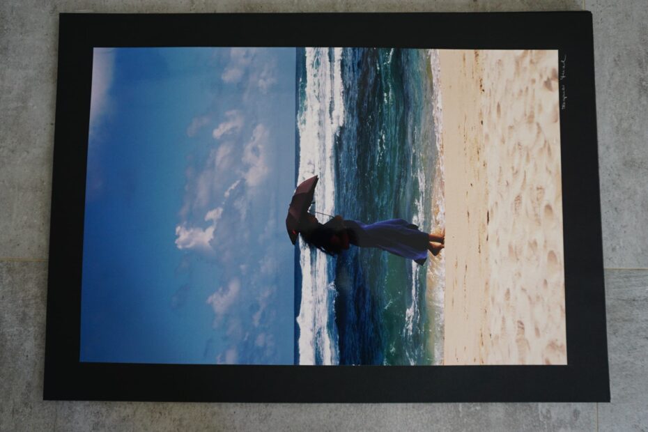 frau am strand nachdenkend, neustart50