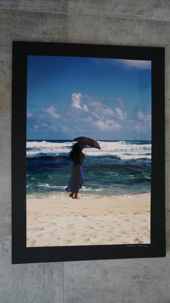 frau am strand nachdenkend, neustart50