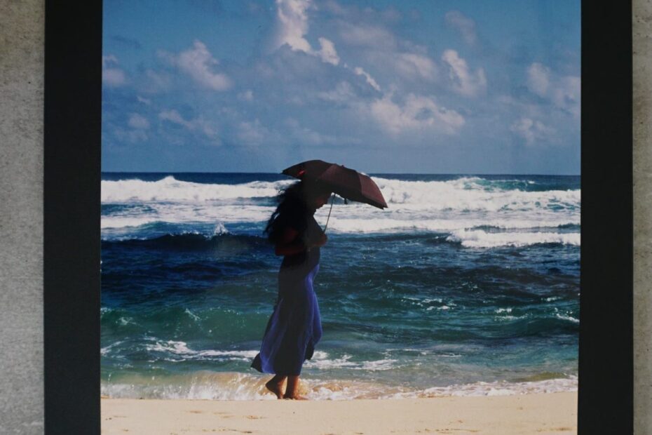 frau am strand nachdenkend, neustart50