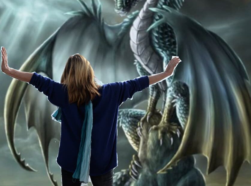 Frau stellt sich dem Angst-Drachen