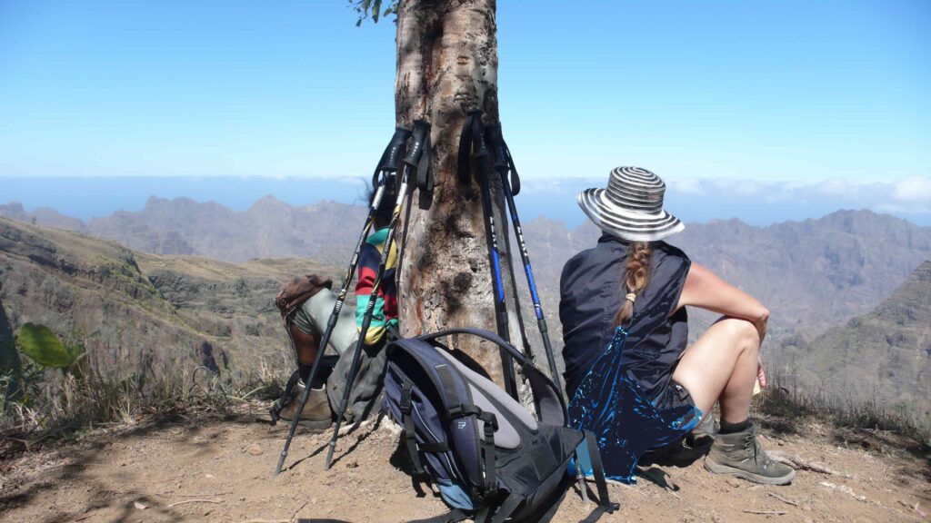 „Frau über 50 blickt nachdenklich – auf der Suche nach innerer Klarheit“ neustart50