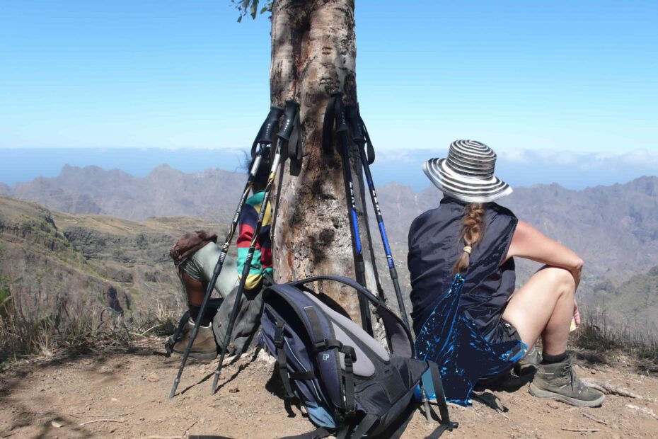 „Frau über 50 blickt nachdenklich – auf der Suche nach innerer Klarheit“ neustart50