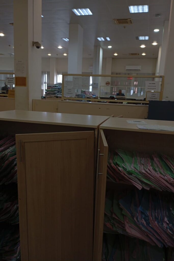 Finanzminusterium, zwischen Akten und Formularen. Dienstleistung wenig, neustart50