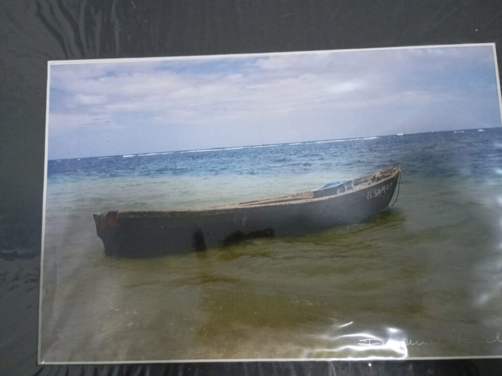 Fischerboot am Strand, halb im Wasser, neustart50