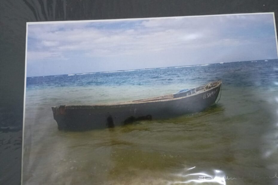 Fischerboot am Strand, halb im Wasser, neustart50