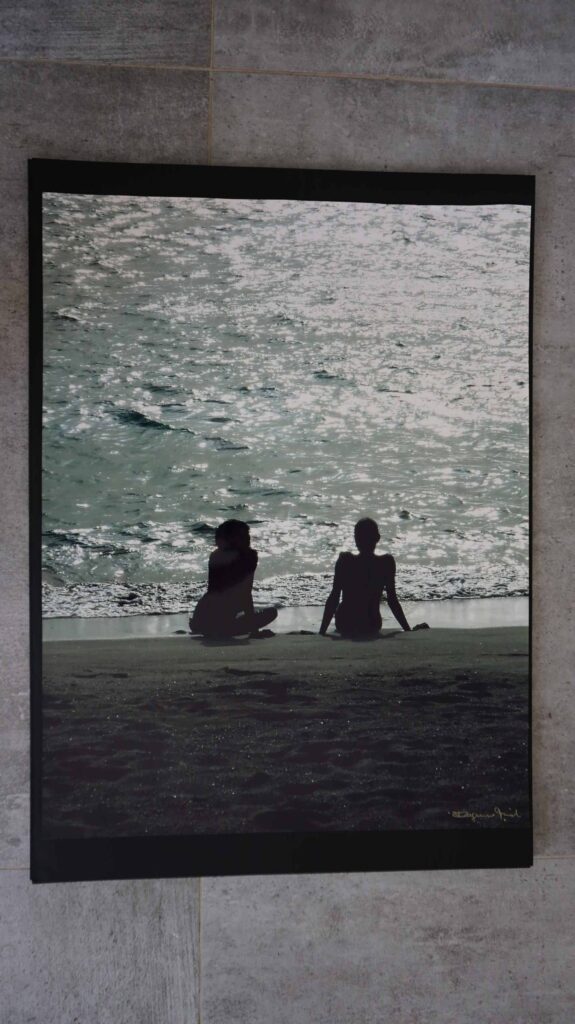 2 Personen am Strand im Gespräch, neustart50