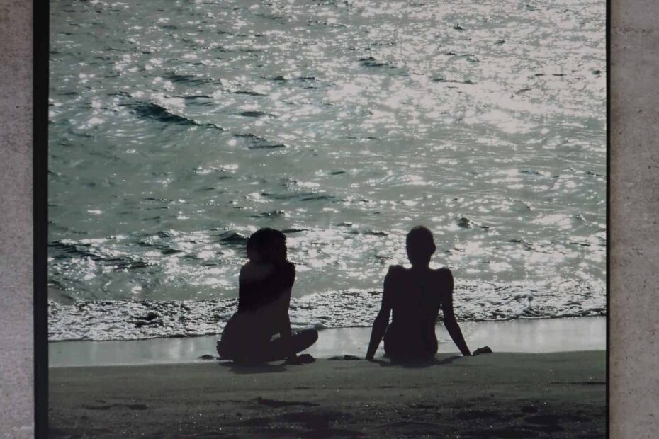 2 Personen am Strand im Gespräch, neustart50