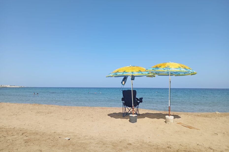 2 sonnenschirme, ein Shle, einladung zum innehalten