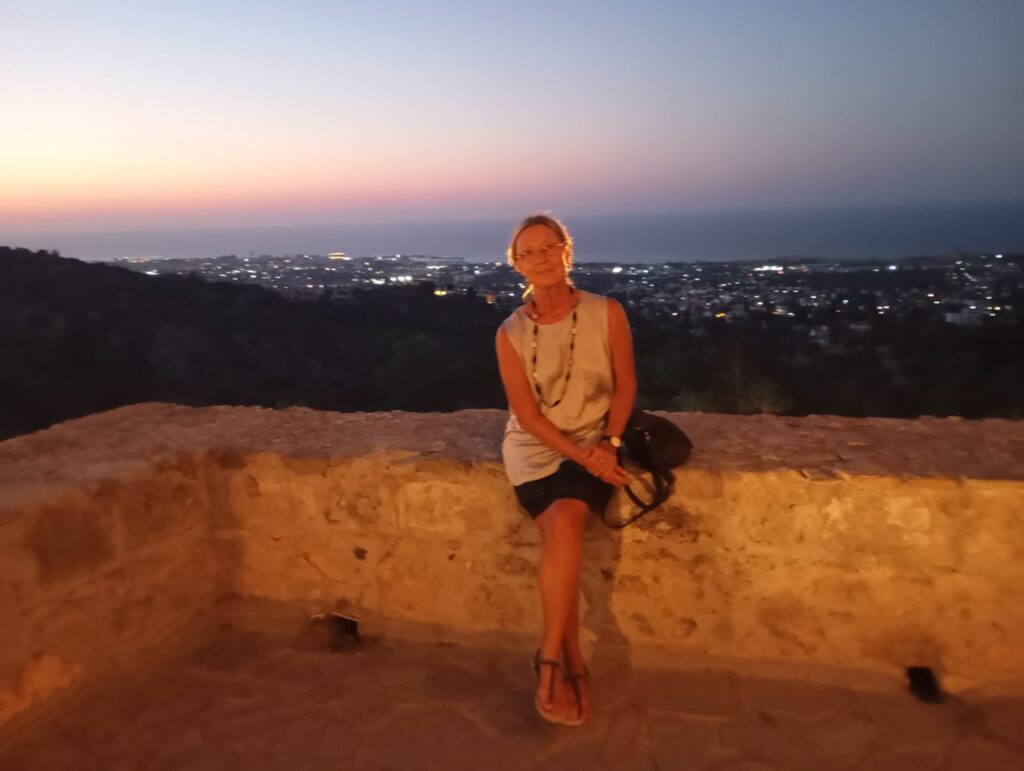 Single Frau auf Mauer allein