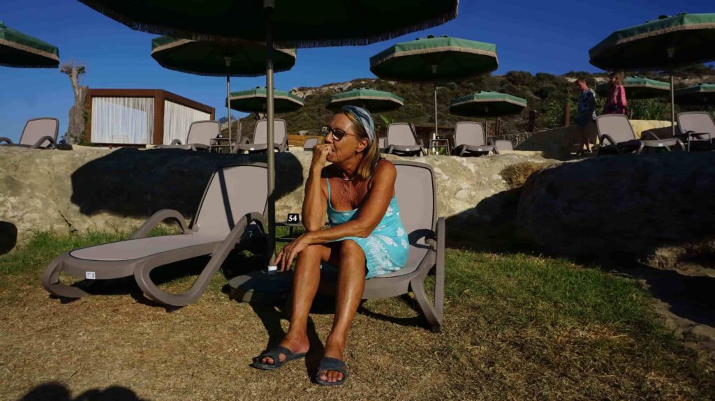 „Frau 50 plus im Vorraum des Umbruchs – Lebensumbruch, innehalten, bevor die Entscheidung fällt“