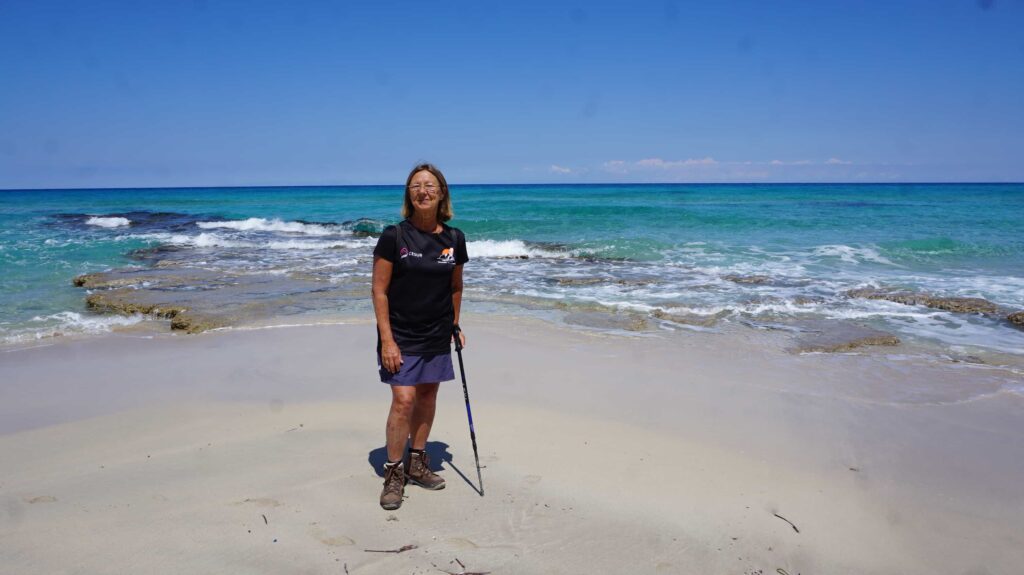 frau in wanderpose am strand, neustart50
