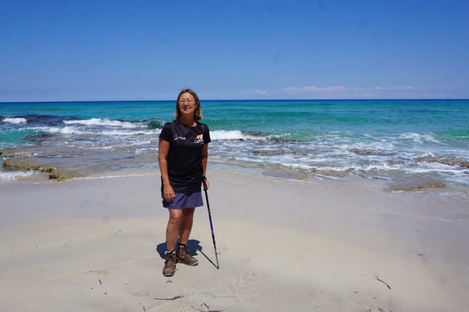 frau in wanderpose am strand, neustart50