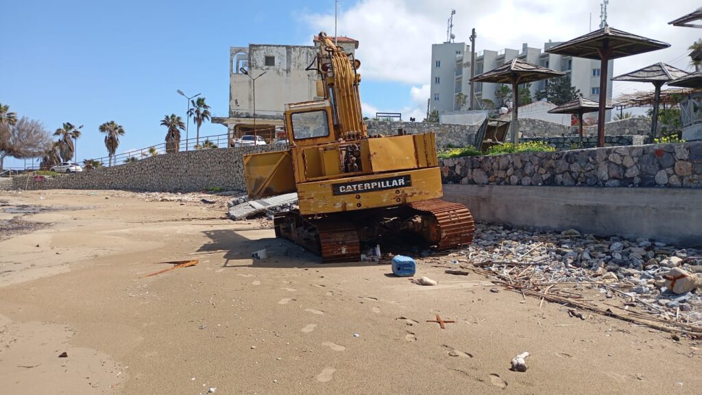 Verrosteter Bagger an einem Strand als Bild für Verfall und verlorene Rückzugsorte