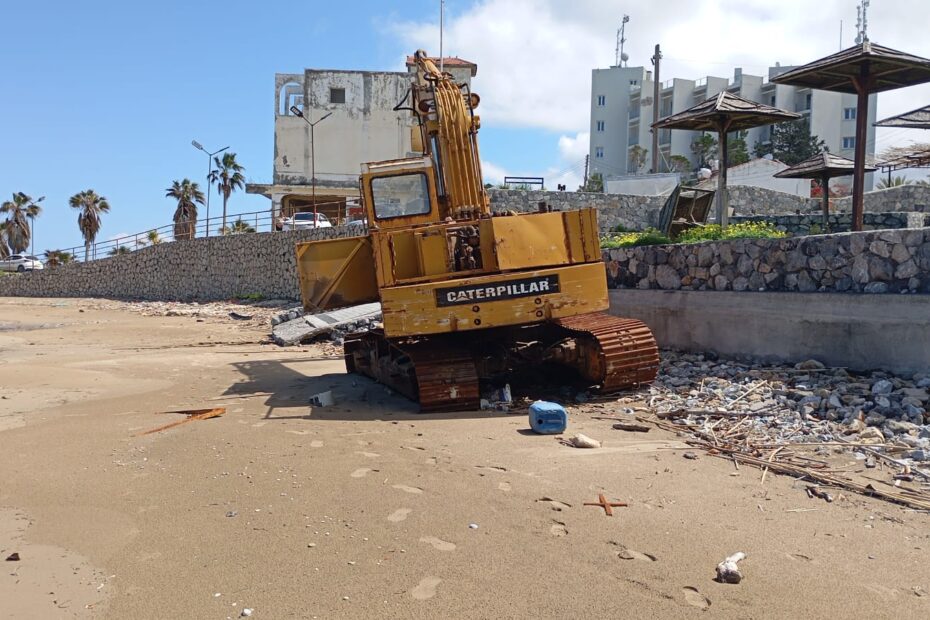 Verrosteter Bagger an einem Strand als Bild für Verfall und verlorene Rückzugsorte