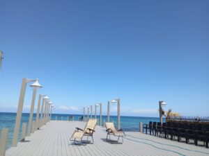 Steg mit Blick aufs Meer in Nordzypern als Ort der Ruhe und des Rückzugs