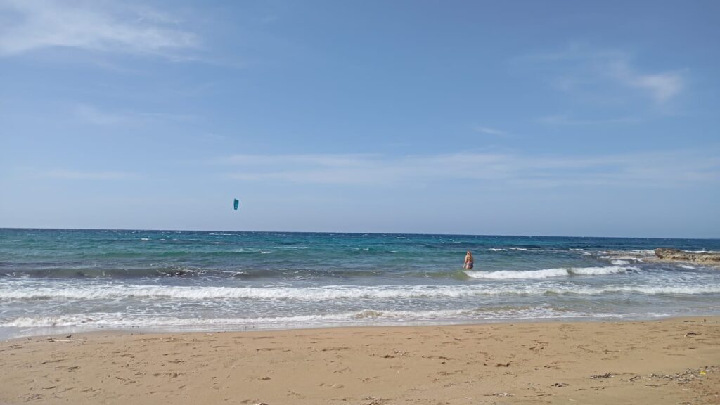 Kitesurfer auf dem Wasser, Frau geht ins Wasser