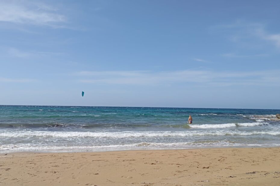 Kitesurfer auf dem Wasser, Frau geht ins Wasser
