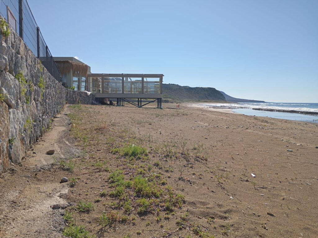 leerer Strand bit leerer Bar und Stuhl