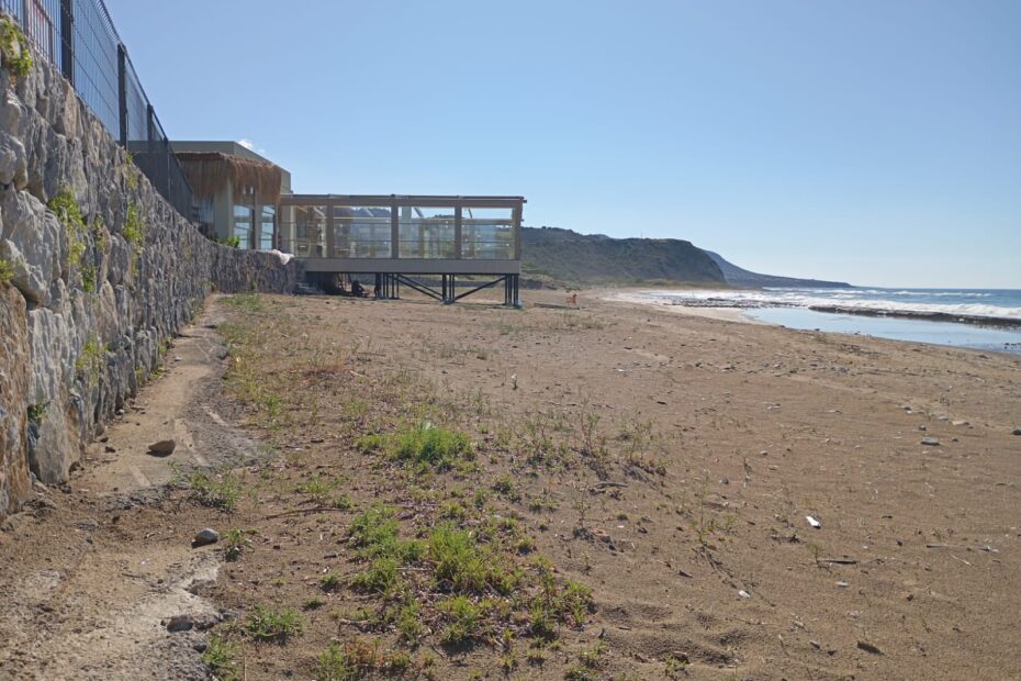 leerer Strand bit leerer Bar und Stuhl