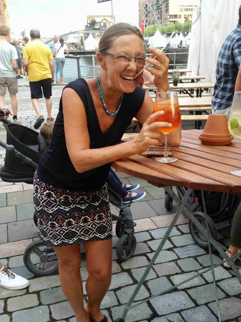 Frau, Dagmar Thiel, mit Getränk bei Fest