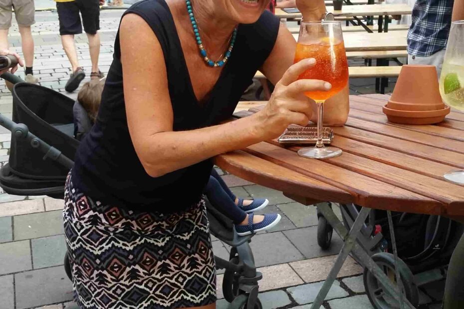Frau, Dagmar Thiel, mit Getränk bei Fest