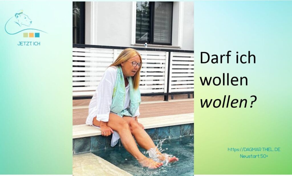 Frau, dagmar thiel, sitzt am Pool, Beine im Wasser, überlegend