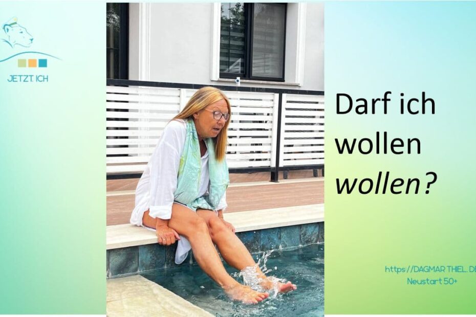 Frau, dagmar thiel, sitzt am Pool, Beine im Wasser, überlegend