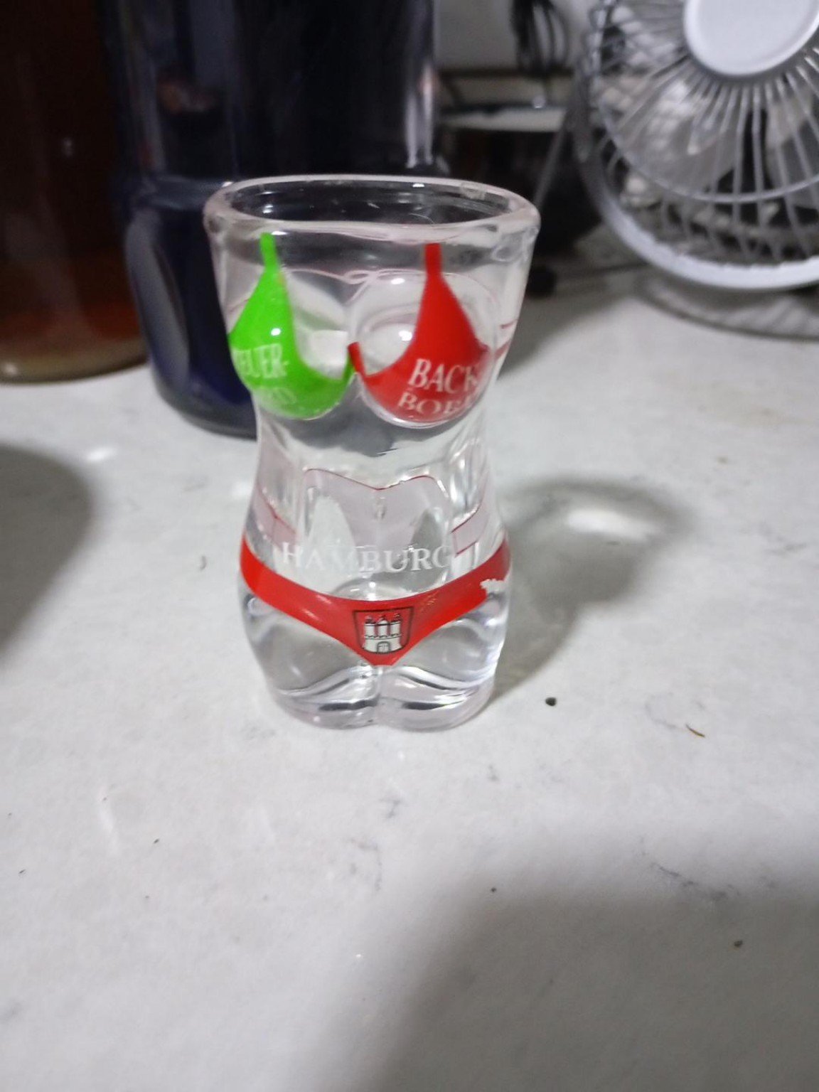 Hamburger Nackedei-Schnapsglas als Maßeinheit