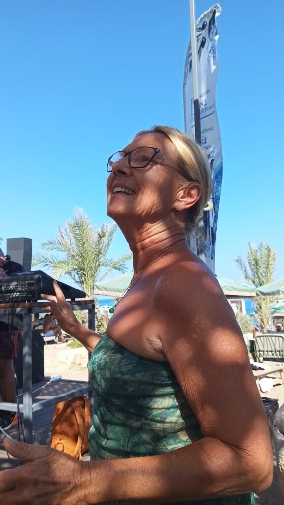 Dagmar Thiel beim Tanzen im Lido auf Nordzypern