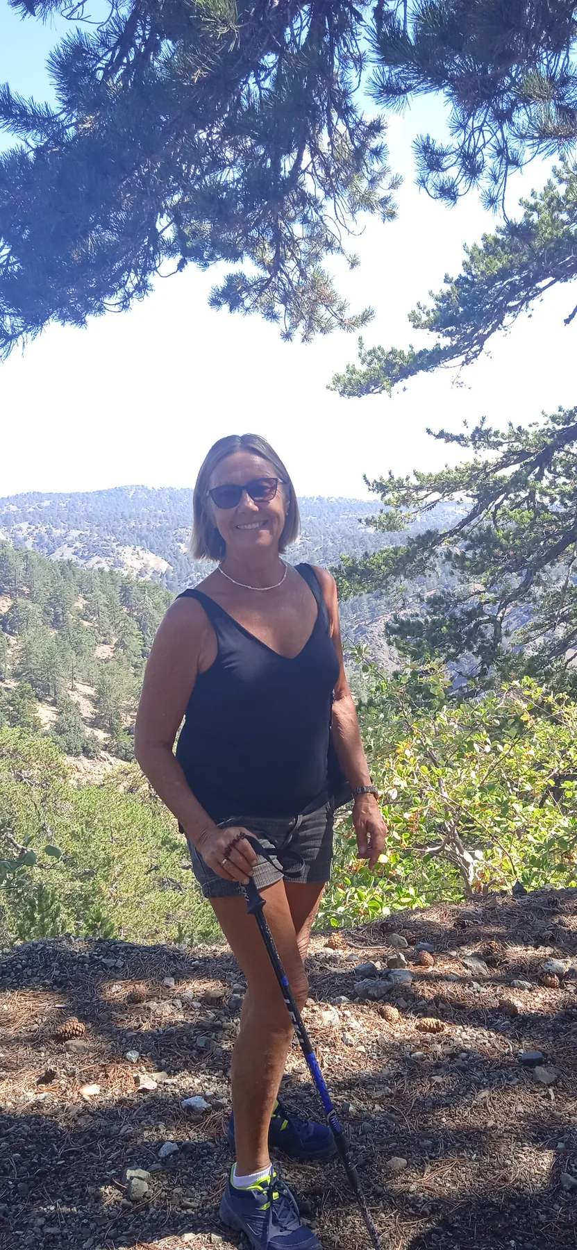 Die Autorin bei einer Wanderung im Troodos-Gebirge